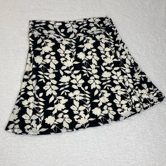 White House Black Market Dresses & Skirts - White House Black Market Floral Skirt Women’s XL Knee Length Black & White NWT